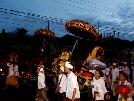 The procession returns to their buses and trucks over in Peliatan, Bali.