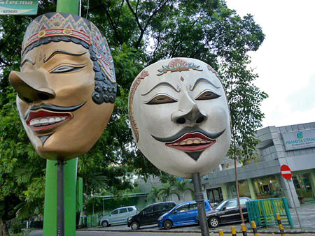 A couple of big, happy heads in Solo, Java.