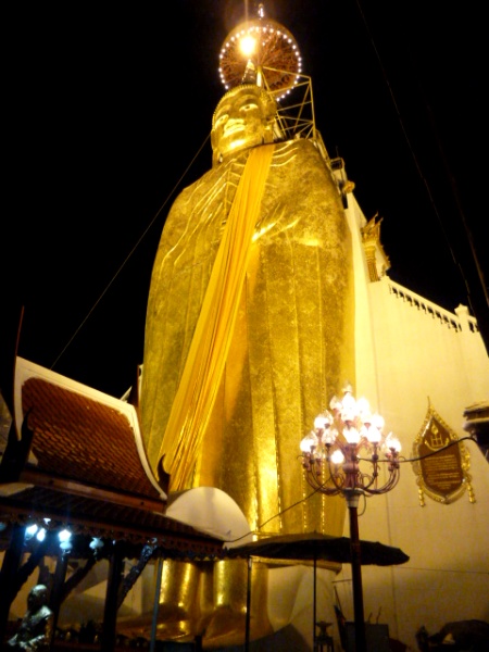 Hey, look! I took a photo of Luang Pho To at Wat Intharavihan in Banglamphu, Bangkok, Thailand.