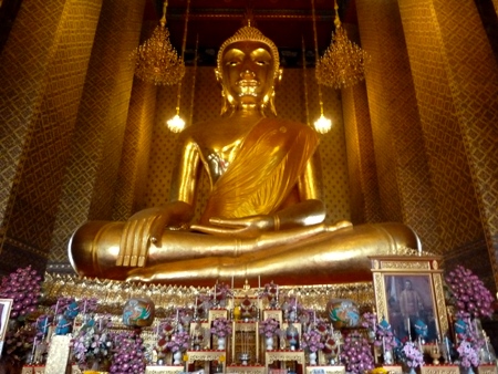 A big ol' Buddha bathed in gold at Wat Kanlayanamit in Bangkok, Thailand. A big ol' Buddha bathed in gold at Wat Kanlayanamit in Bangkok, Thailand.