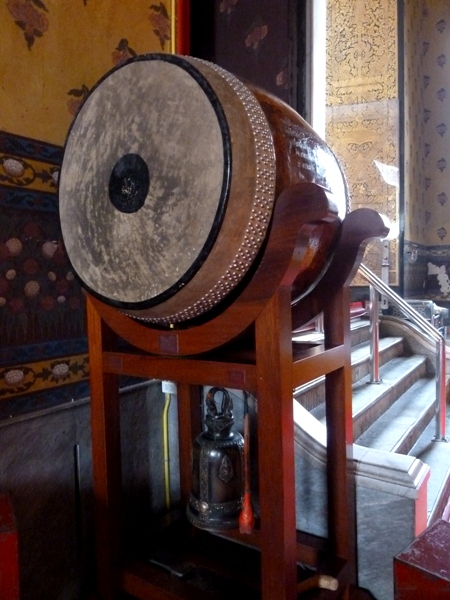 A big-ass drum and its little brother bell at Wat Kanlayanamit in Bangkok, Thailand. A big-ass drum and its little brother bell at Wat Kanlayanamit in Bangkok, Thailand.