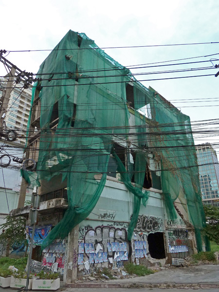 A skinny-ass covered building in Bangkok, Thailand.