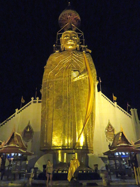Hey, look! I took a pho to of Luang Pho To at Wat Intharavihan in Banglamphu, Bangkok, Thailand.
