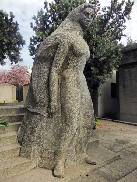 A statue of a woman of action at the Cementerio General de Santiago, Chile.