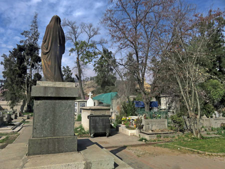 Goth in the sunshine at the Cementerio General de Santiago, Chile.